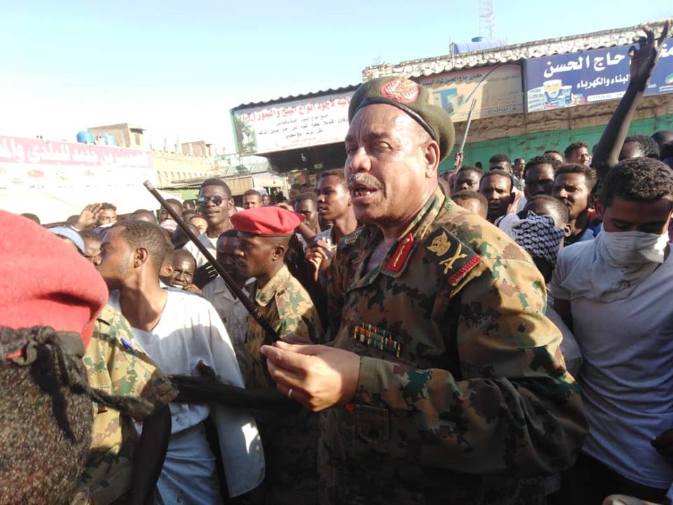توسعت احتجاجات السودانيين فيما سقطت رمزية السلطة من المشهد (ألترا صوت)