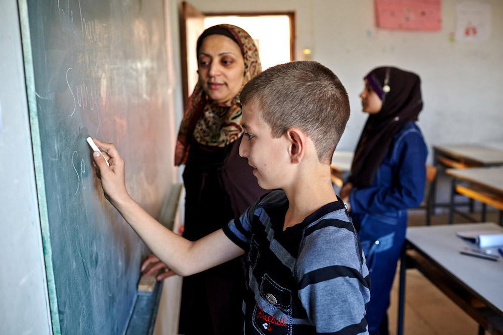 وزارة التربية اللبنانية تمنع أطفال اللاجئين السوريين من التعليم. 