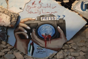 جدارية رسمها ناشطون في إدلب دعما لفلسطينيي غزة (مواقع تواصل)