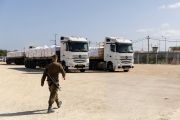 مستوطنون وجنود الجيش الإسرائيلي يمنعون دخول المساعدات إلى غزة