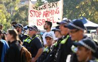 أعلنت الشرطة الأميركية في ولاية لوس أنجلوس، أن المخيم المؤيد للفلسطينيين في حرم جامعة كاليفورنيا "تجمعًا غير قانوني"، في مقدمة لفض الاعتصام فيه، بعد يوم من هجوم أنصار إسرائيل عليه.