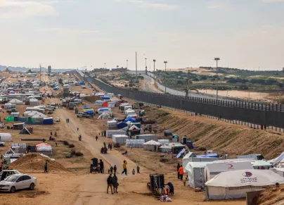 خيام للنازحين الفلسطينيين على السياج الحدودي بين غزة ومصر (AFP) 