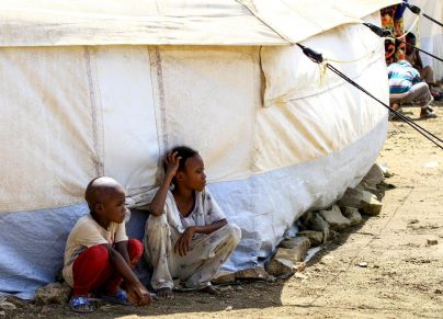 قالت كبيرة مسؤولي الشؤون الإنسانية التابعين للأمم المتحدة في السودان، إن الشعب السوداني "محاصر في جحيم من العنف الوحشي" مع اقتراب المجاعة والمرض والقتال ولا نهاية في الأفق.