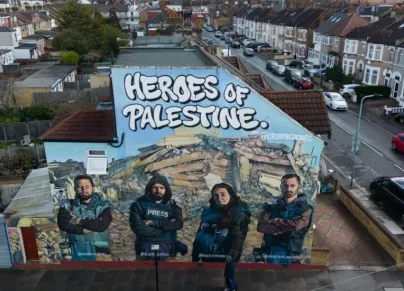 جدارية في شرق لندن تحيي الصحافيين الفلسطينيين في غزة (AFP)