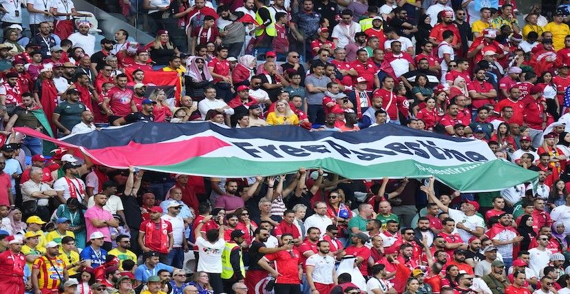 الجمهور التونسي مع علم فلسطين في الملعب