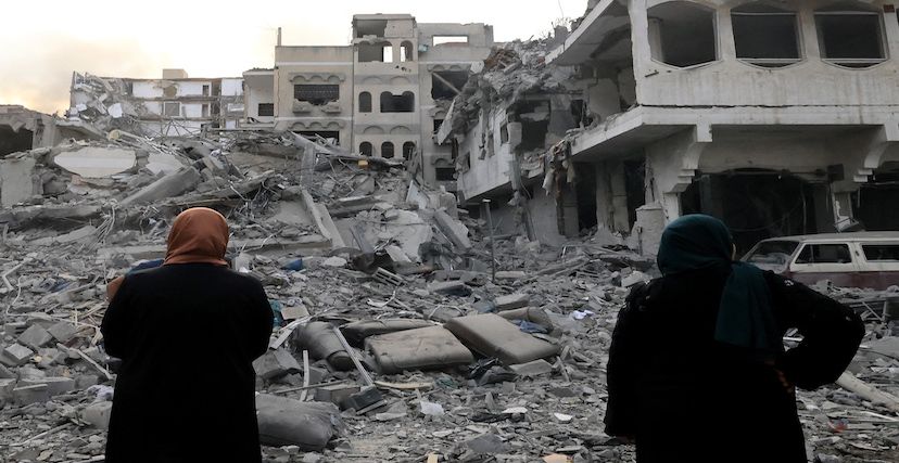 فلسطينيتان أمام الدمار الكبير في غزة