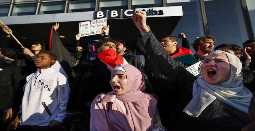مظاهرة لمناصري فلسطين أمام مقر "بي بي سي" في اسكتلندا