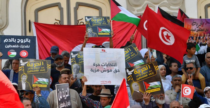 نظمت جبهة الخلاص الوطني في تونس، مظاهرة في العاصمة، للمطالبة بتحديد موعد للانتخابات. وفي الخلفية استمرت تداعيات اقتحام قوات أمنية تونسية "دار المحامي" في أمر وصف بـ"السابقة التاريخية". بالإضافة إلى مواصلة ملاحقة الصحافة المحلية في تونس.
