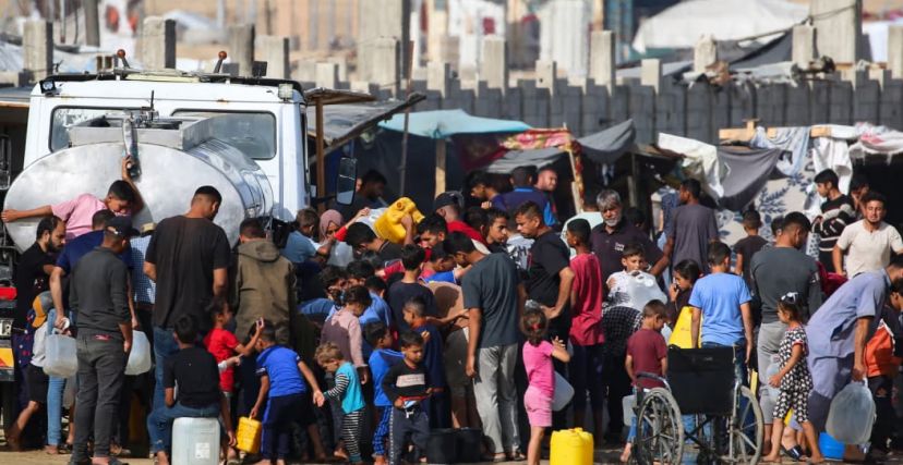 وقال الهلال الأحمر في غزة للتلفزيون العربي إن "أكثر من 40% من شهداء القطاع سجلوا في مناطق يدعي الاحتلال الإسرائيلي أنها آمنة"، مضيفًا: "الطواقم الطبية عاجزة عن تلبية احتياجات المتضررين جراء انهيار القطاع الصحي".