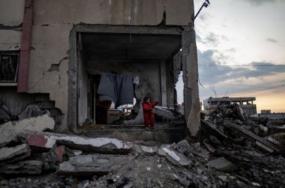 يتواصل العدوان الإسرائيلي على قطاع غزة لليوم 166، مع عودة جيش الاحتلال إلى تكثيف هجماته في شمال القطاع، واستمرار عدوانه على مخيم الشفاء، الذي قتل فيه 90 فلسطينيًا حتى الآن.